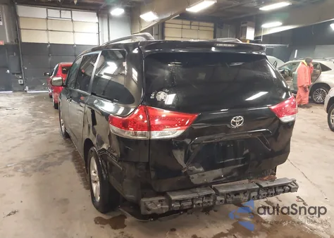 2011 Toyota Sienna Le V6 z USA, uszkodzony, nr VIN 5TDKK3DC8BS051450